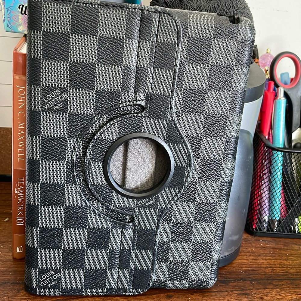 Designer inspired smart case/cover/stand - Black/Gray Checker - New